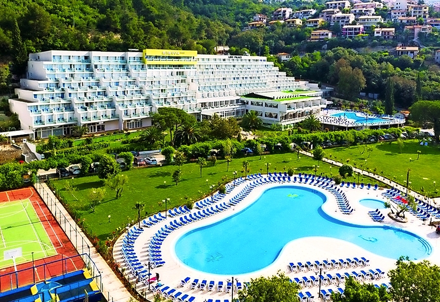 Genießen Sie die Sonne an einem der Pools im Hotelkomplex Maslinica Hotels & Resorts.