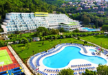 Genießen Sie die Sonne an einem der Pools im Hotelkomplex Maslinica Hotels & Resorts.