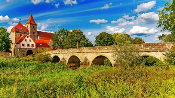 Inmitten der herrlichen Landschaft Mittelfrankens liegt die idyllische Altmühlbrücke – ideal für einen Ausflug.