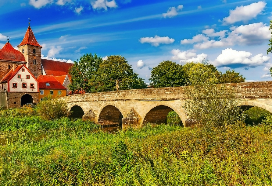 Inmitten der herrlichen Landschaft Mittelfrankens liegt die idyllische Altmühlbrücke – ideal für einen Ausflug.