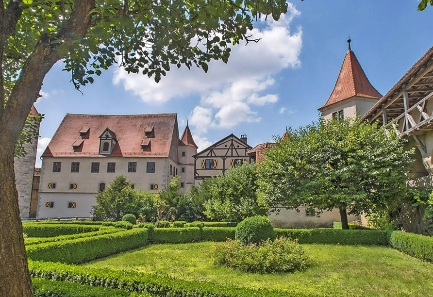 Besuchen Sie die weitläufige Burg Harburg.