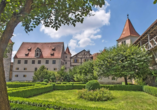 Besuchen Sie die weitläufige Burg Harburg.