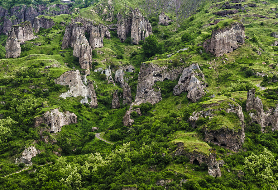 Eine Wanderung führt Sie zur eindrucksvollen Höhlenstadt Chndzoresk.