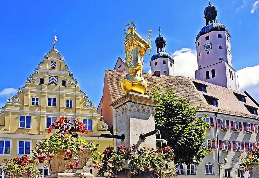 Auf dem Marktplatz in Wemding steht der Marienbrunnen.