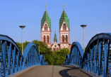 Unternehmen Sie beispielsweise einen Ausflug nach Freiburg im Breisgau mit der Herz-Jesu-Kirche.