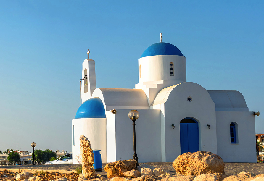 Die St. Nicholas Kirche in Protaras begeistert mit einer strahlend weißen Fassade und einem blauen Dach.