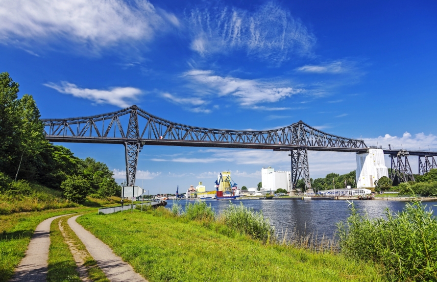 Unternehmen Sie einen Ausflug zur historischen Eisenbahnhochbrücke bei Rendsburg über dem Nord-Ostsee-Kanal.