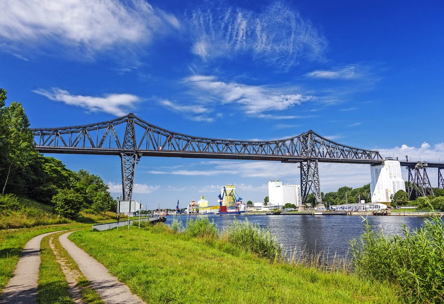 Unternehmen Sie einen Ausflug zur historischen Eisenbahnhochbrücke bei Rendsburg über dem Nord-Ostsee-Kanal.