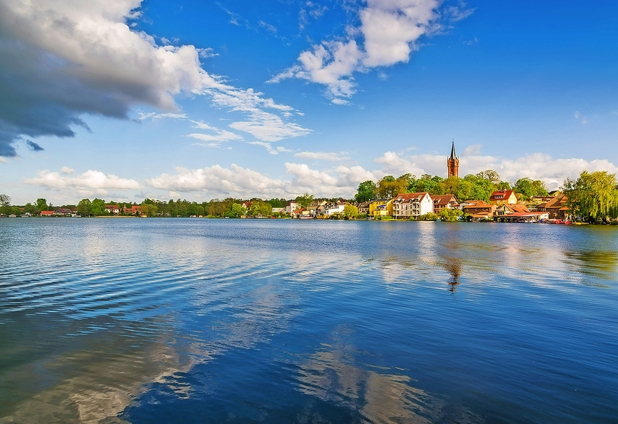 Verbringen Sie unvergessliche Tage in Feldberg am See. Die Ansicht der Stadt ist auch vom Wasser aus traumhaft.
