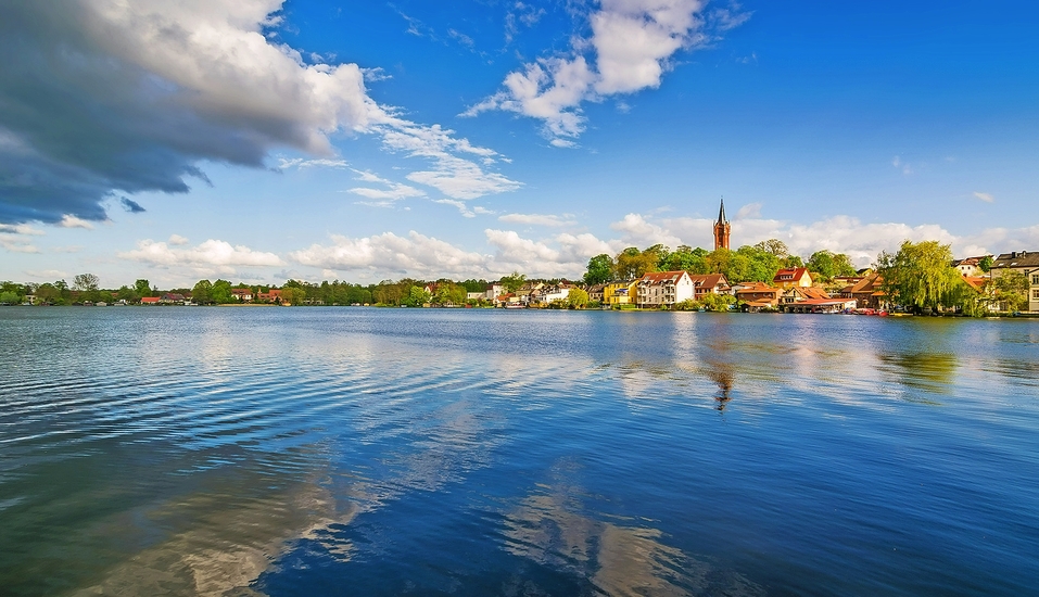 Verbringen Sie unvergessliche Tage in Feldberg am See. Die Ansicht der Stadt ist auch vom Wasser aus traumhaft.