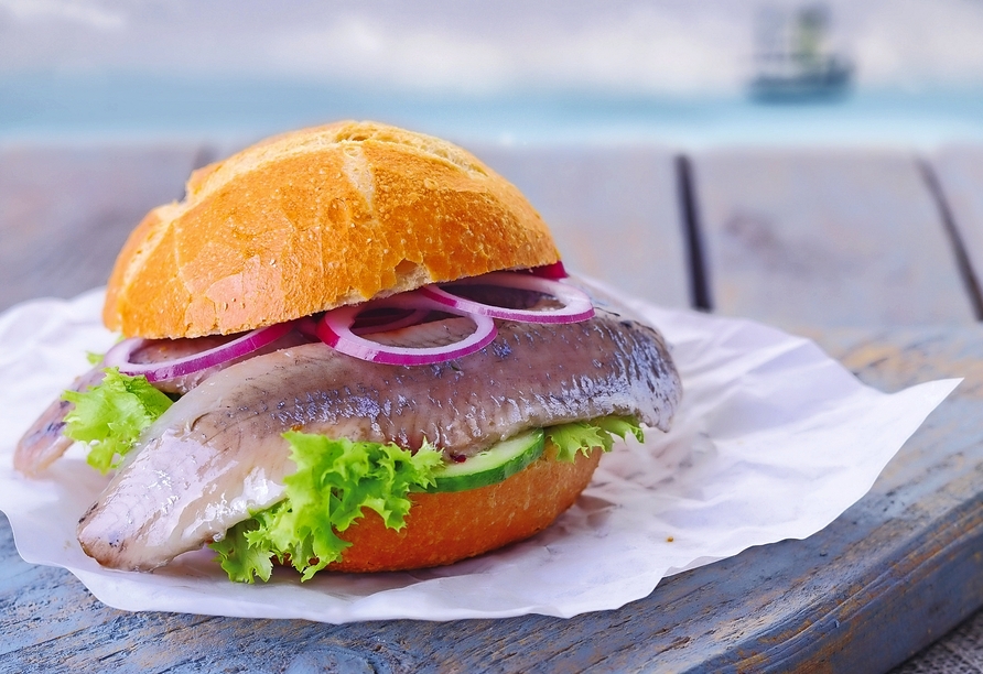 An der Ostsee können Sie in vielen Restaurants frischen Fisch bestellen.