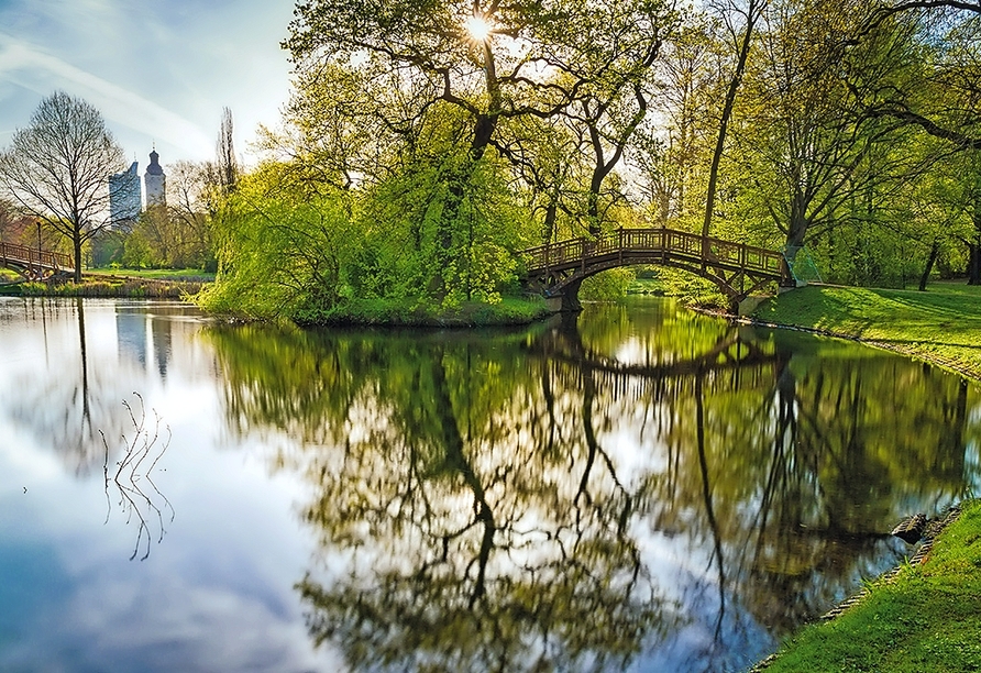 Im Leipziger Johannapark können Sie einen Spaziergang umgeben von Grün unternehmen.