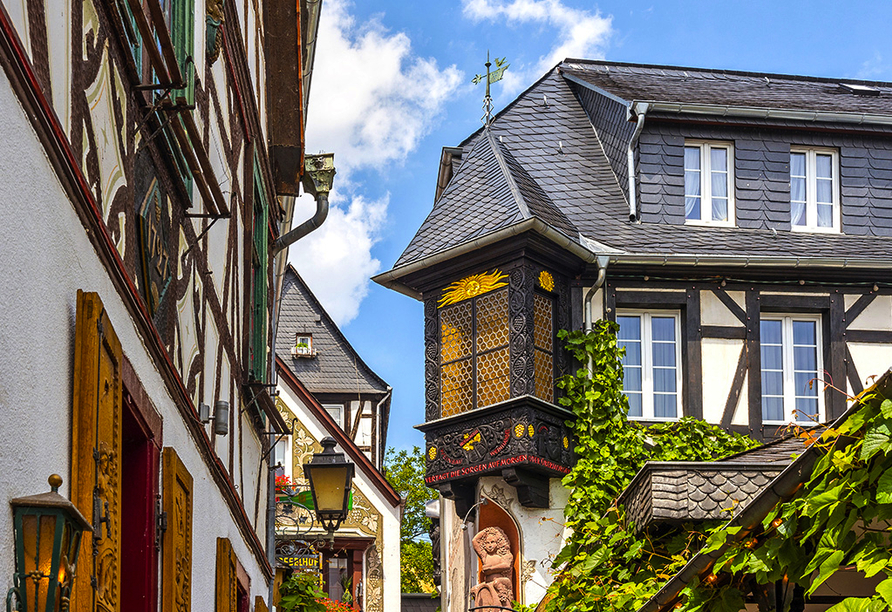 Rüdesheim begeistert mit hübschen Fachwerkhäusern.
