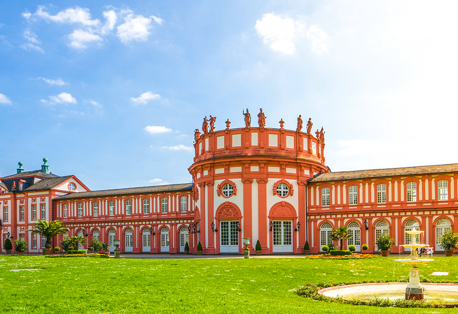 Unmittelbar am Rheinufer des Wiesbadener Stadtteils Biebrich liegt das Biebricher Schloss.