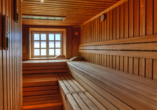 Lassen Sie in der Sauna die Seele baumeln und genießen Sie den Blick nach draußen.
