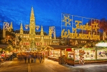 Besuchen Sie den berühmten Christkindlmarkt in Wien.