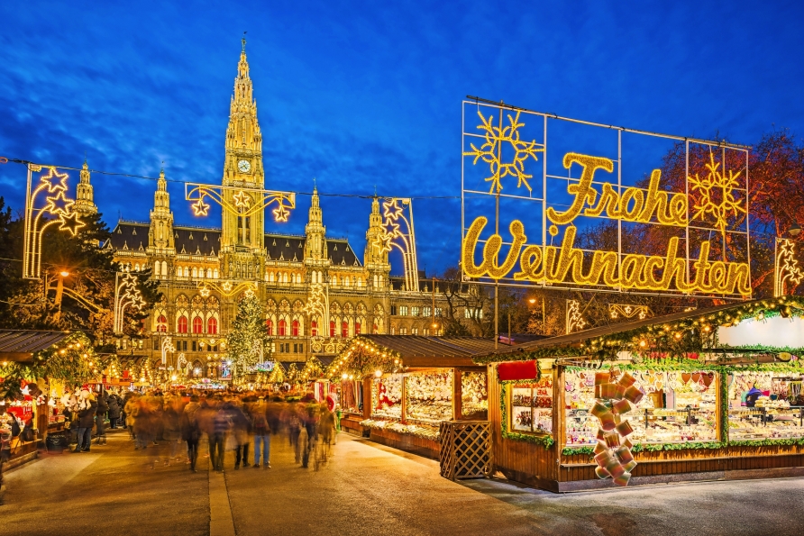 Besuchen Sie den berühmten Christkindlmarkt in Wien.