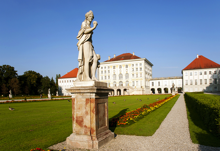 Besichtigen Sie das schöne Schloss Nymphenburg.