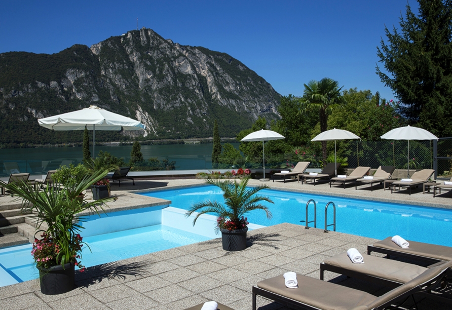Ziehen Sie Ihre Bahnen im traumhaften Außenpool des Hotels Campione.