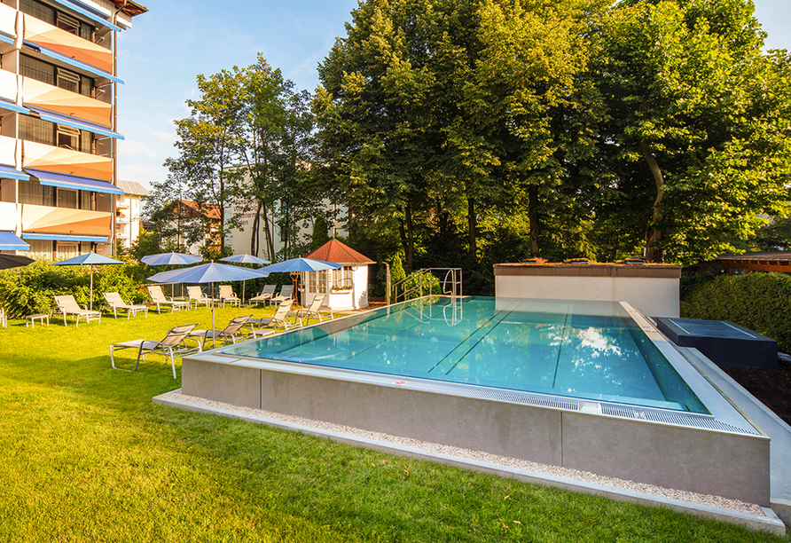 Entspannen Sie im Außenbereich des Hotels Schweizer Hof in Bad Füssing.