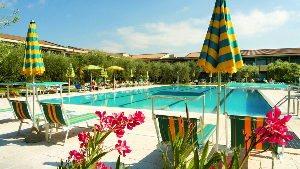 Entspannen Sie am Pool des Park Hotels Oasi