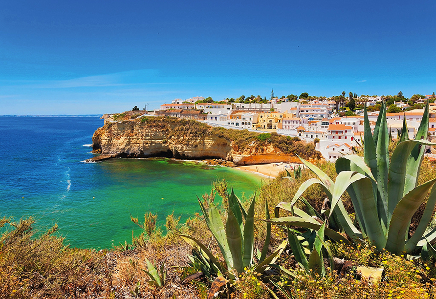 Bekannt ist die sonnenverwöhnte Algarve für ihre beschaulichen Orte und traumhaften Strände.