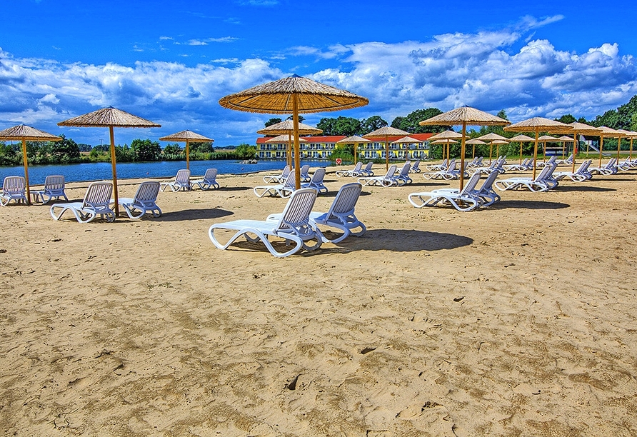 Entspannen Sie am Strand des Resorts direkt am See.