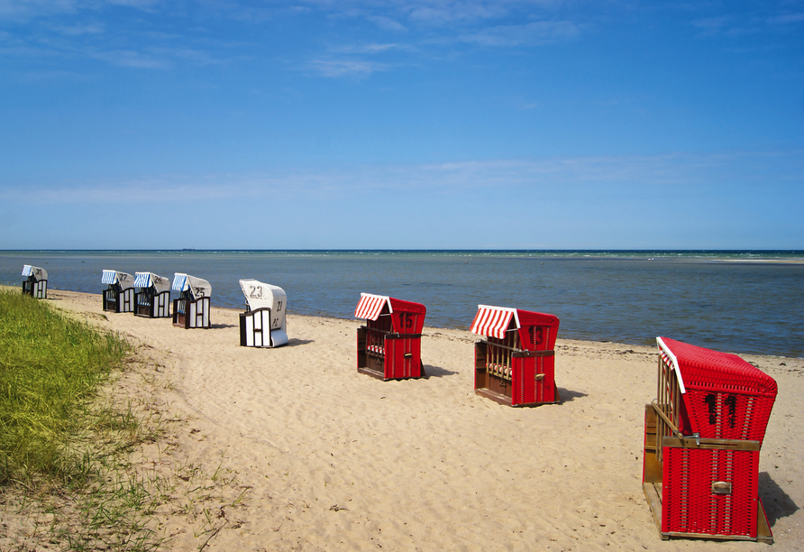 Zum Ostseeurlaub gehören Sie einfach dazu: Strandkörbe.