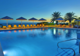 Ziehen Sie im Außenpool des Hotels Baía Cristal Beach & Spa Resort Ihre Bahnen.