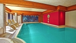 Das Hallenbad im Hotel Bavaria lädt zum Verweilen ein.
