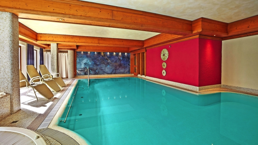 Das Hallenbad im Hotel Bavaria lädt zum Verweilen ein.