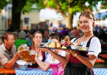 Freuen Sie sich auf eine Brotzeit und ein Maß Bier in einem typisch bayerischen Biergarten.
