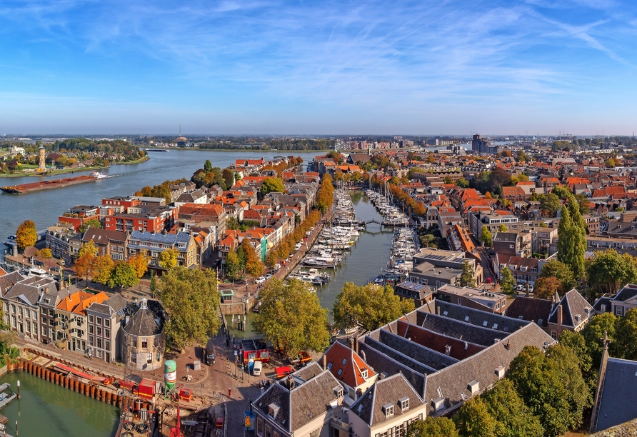 Die Handelsstadt Dordrecht ist geprägt von ihrer sehr wasserreichen Lage. 