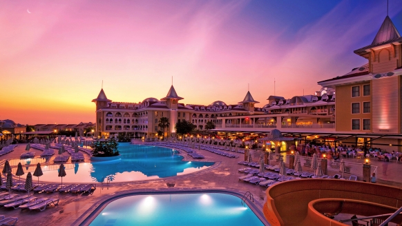 Traumhafter Sonnenuntergang über dem Hotel Side Star Resort