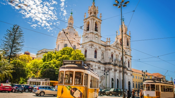 Die gelben Straßenbahnen prägen das Stadtbild Lissabons.