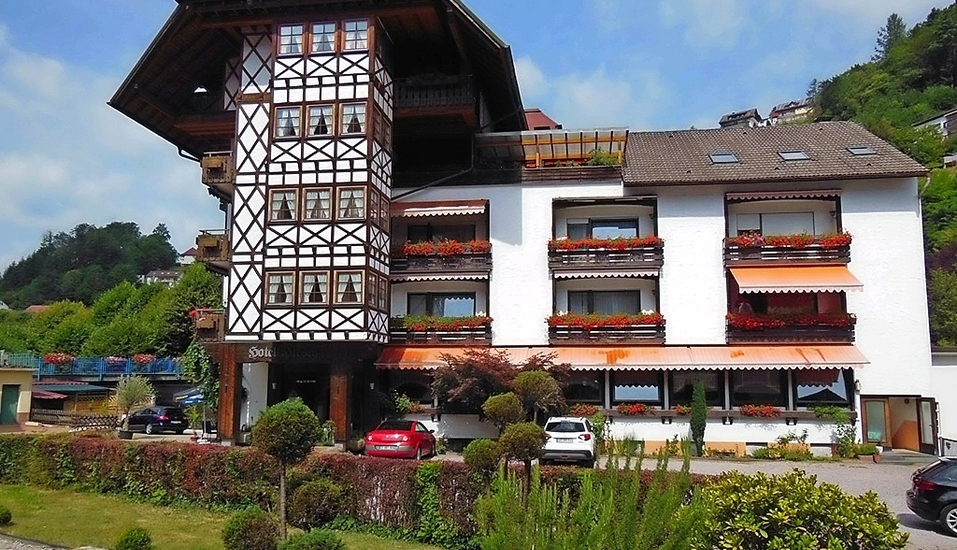 Außenansicht des Hotels Hirsch in Bad Peterstal-Griesbach