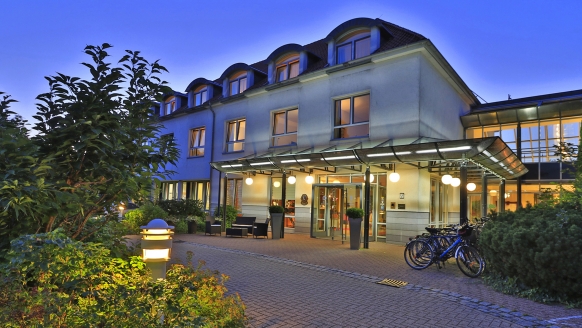 Abendliche Außenansicht vom Best Western Hotel Heidehof in Hermannsburg.