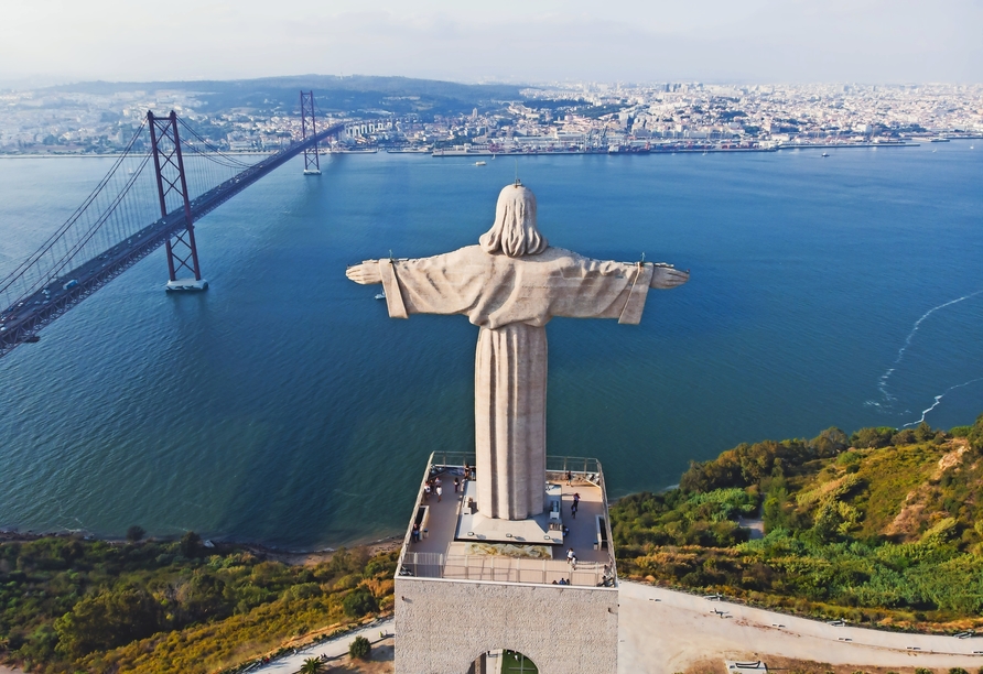 Blick auf die beeindruckende Cristo Rei Statue und die Ponte Vasco da Gama in Lissabon
