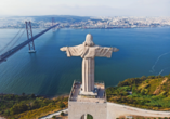 Blick auf die beeindruckende Cristo Rei Statue und die Ponte Vasco da Gama in Lissabon