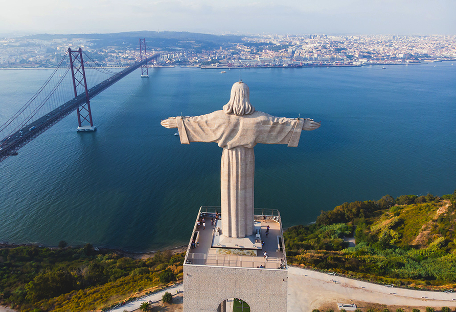 Die beeindruckende Cristo Rei Statue ist in ganz Lissabon zu sehen.