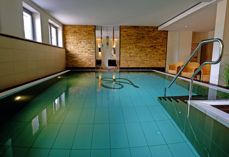 Auf ins Hotel Walpurgishof! Im neu gestalteten Hallenbad können Sie so richtig entspannen.