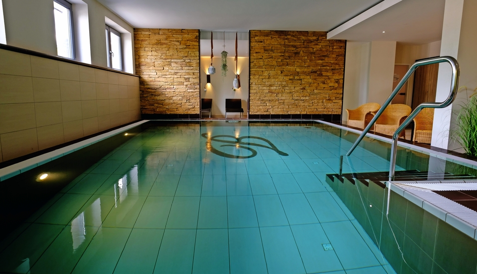 Auf ins Hotel Walpurgishof Goslar! Im neu gestalteten Hallenbad können Sie so richtig entspannen.