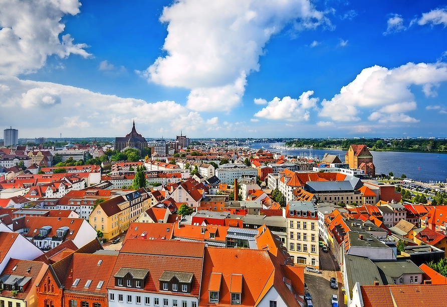 Rostock mit seinen roten Dächern ist einfach wundervoll anzusehen.