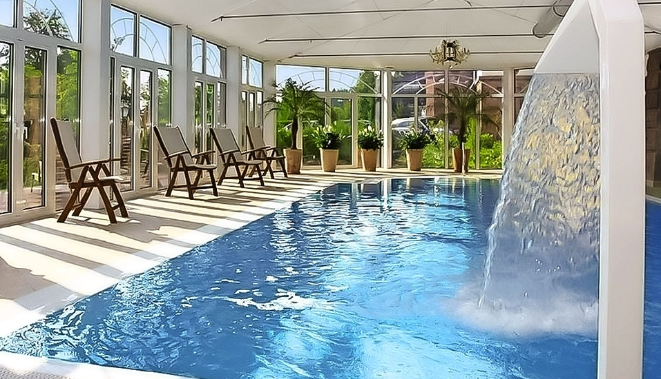 Ziehen Sie Ihre Bahnen im Hallenbad des Wellnesshotels Palmenwald Schwarzwaldhof.