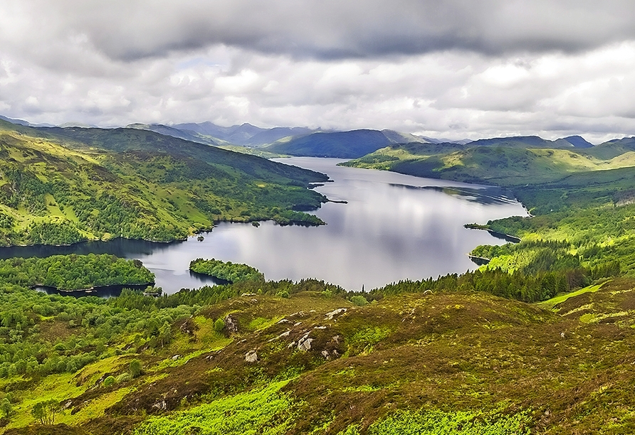 Auf dem Weg in den Raum Glasgow fahren Sie durch die unglaubliche Natur des Trossachs Nationalpark mit dem Loch Lomond.