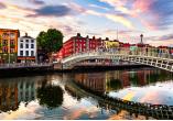 Die bekannte Ha'penny Bridge im Zentrum von Dublin