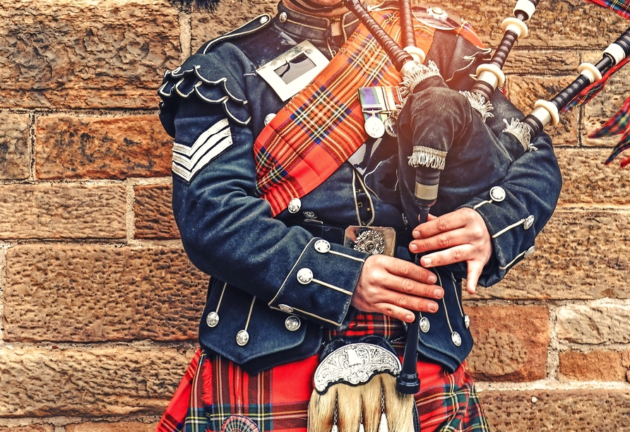 Tauchen Sie ab in die schottische Kultur und lauschen Sie den Klängen von Dudelsäcken.