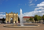 Schlendern Sie auch am Brandenburger Tor am Luisenplatz in Potsdam vorbei.