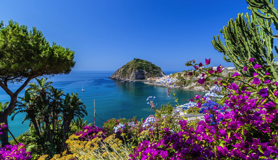 Ischia ist eine kleine Insel mit einer großartigen Landschaft.