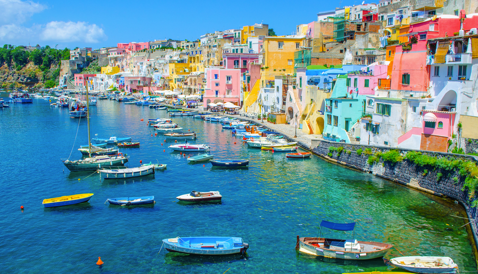 Die wunderschöne Insel Procida ist bekannt für ihre farbenfrohen Häuser.
